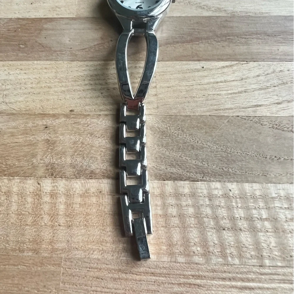 Embassy by Gruen ladies silver tone bracelet watch NEW BATTERY